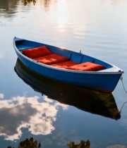  湖面停泊带红坐垫蓝色小船7575#竖屏 	 