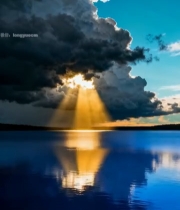  湖面阳光穿透云层景象(1)2806#竖屏 	 