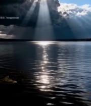  湖面阳光穿透云层景象(2)5008#竖屏 	 