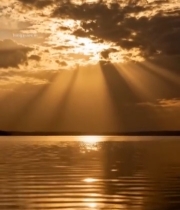  湖面夕阳与放射状云彩3106#竖屏 	 