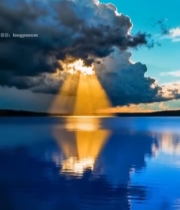  湖面阳光穿透云层景观7602#竖屏 	 