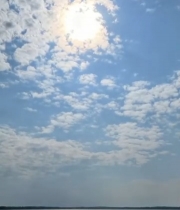  湖面晴天阳光白云风景3086#竖屏 	 