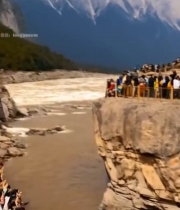  壶口瀑布旁游客观赏场景4814#竖屏 	 