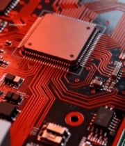  红色电路板与芯片特写3841#竖屏 	 