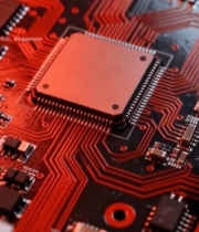  红色电路板与芯片特写3841#竖屏 	 