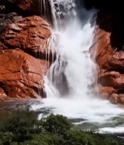  红色岩石上的瀑布水流2764#竖屏 	 