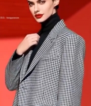  红背景前着格纹西装的女性2673#竖屏 	 