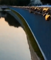  河畔栏杆上的爱心锁与日落2265#竖屏 	 