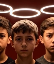  三个男孩红色背景前合影614#竖屏 	 