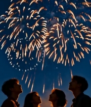  人群仰望夜空中绽放的烟花6985#竖屏 	 
