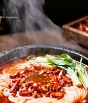  热汤浇淋红油面条特写5789#竖屏 	 