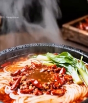  热汤浇淋红油面条特写5789#竖屏 	 