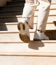  人物行走于台阶上4707#竖屏 	 