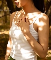  秋日树林中女子的优雅姿态(1)2069#竖屏 	 