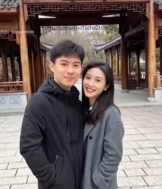  情侣在中式亭阁前合影3685#竖屏 	 