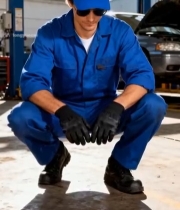  汽修工人车间蹲姿工作照2085#竖屏 	 