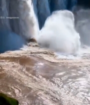  瀑布水流倾泻壮观景象4644#竖屏 	 