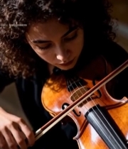  女子专注拉小提琴6975#竖屏 	 