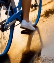  骑行者骑行过积水路面特写1050#竖屏 	 