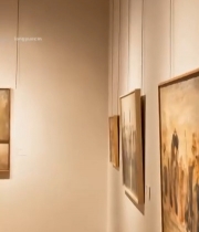  女性美术馆内欣赏画作5683#竖屏 	 