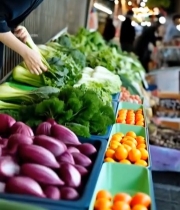  女性菜市场挑选蔬菜7222#竖屏 	 