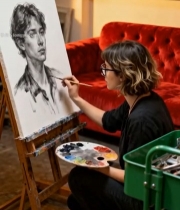  女性画家在工作室作画6960#竖屏 	 