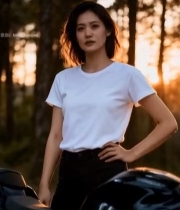  女子森林旁与摩托车的合影画面1920#竖屏 	 