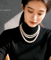  女子室内桌前持笔书写1806#竖屏 	 