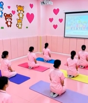  女性在粉色房间内集体跪坐学习3157#竖屏 	 