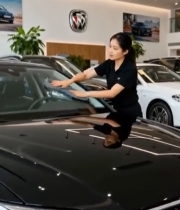  女性在店擦拭汽车221#竖屏 	 