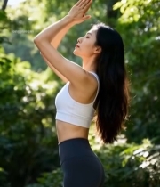  女子户外树林中做瑜伽6279#竖屏 	 