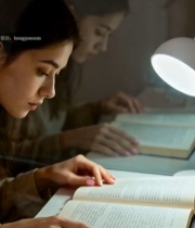  女性夜晚台灯下阅读书籍7131#竖屏 	 