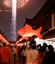  女子持鱼形灯笼走在节日街道3361#竖屏 	 