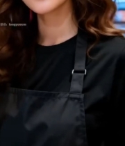  女性在美妆店展示试用口红4218#竖屏 	 