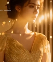  女性特写侧颜金色光影画面2632#竖屏 	 