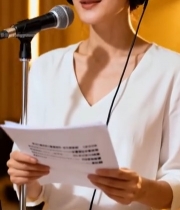  女性手持文稿对着麦克风录音3298#竖屏 	 