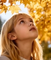  女孩仰头赏秋日枫叶7478#竖屏 	 