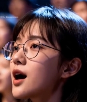  女孩参与合唱活动近景6108#竖屏 	 