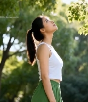  女孩公园树下仰头享受阳光7568#竖屏 	 