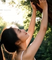  女孩户外树下伸手迎阳光4385#竖屏 	 