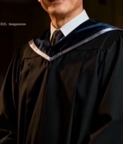  年长毕业生学士服特写2982#竖屏 	 