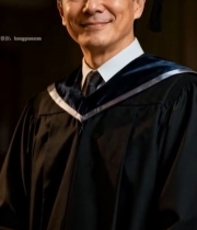  年长毕业生学士服特写2982#竖屏 	 