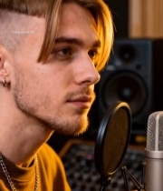  男子在录音室对着麦克风录音5765#竖屏 	 