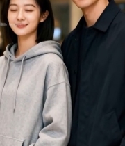  年轻情侣室内并肩站立3234#竖屏 	 