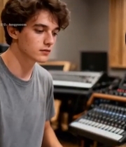  男子在录音室演奏架子鼓(3)6549#竖屏 	 