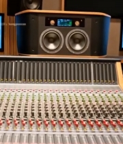  男子在录音室操作设备竖大拇指(1)7225#竖屏 	 