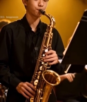  男子演奏萨克斯现场3423#竖屏 	 