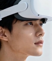  男子佩戴眼镜体验虚拟现实(2)6076#竖屏 	 