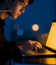  男子夜晚专注使用笔记本电脑846#竖屏 	 