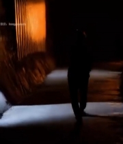  男子逆光行走剪影素材5119#竖屏 	 